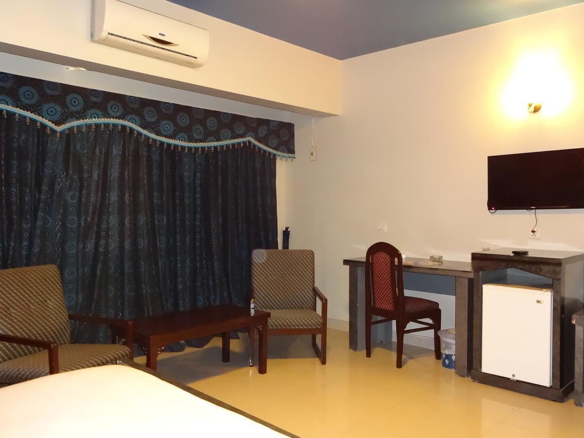 Hotel Sky Towers Karachi Exterior photo