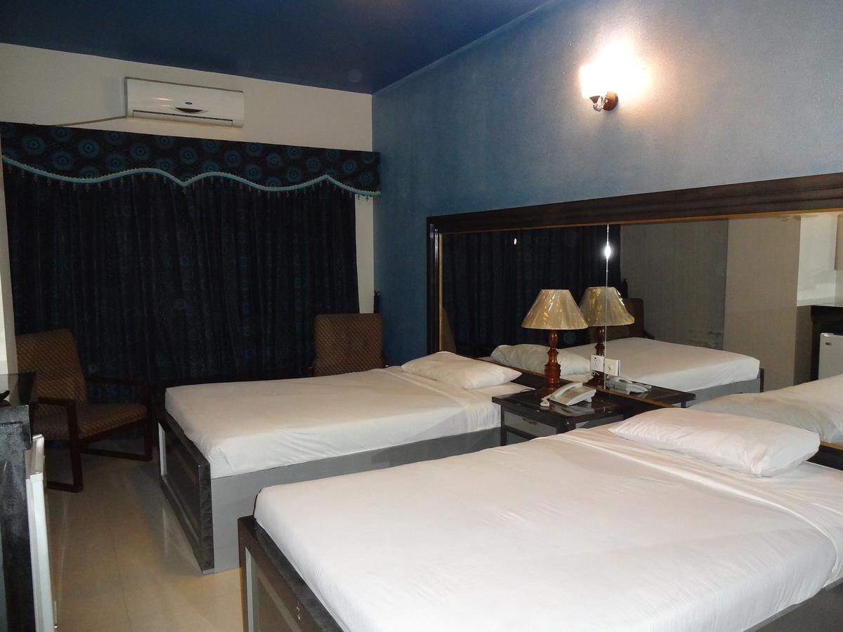 Hotel Sky Towers Karachi Exterior photo